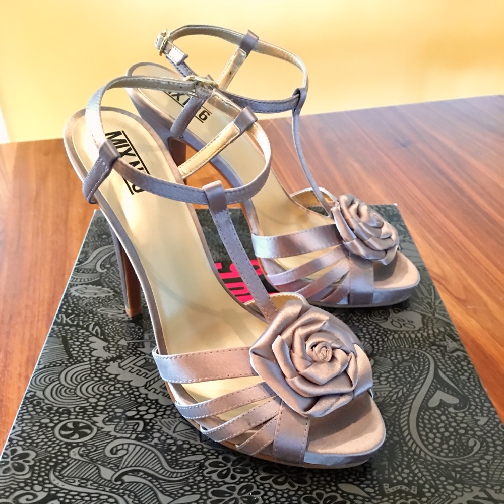 Brand new Mix No 6 Rosa heels in silver